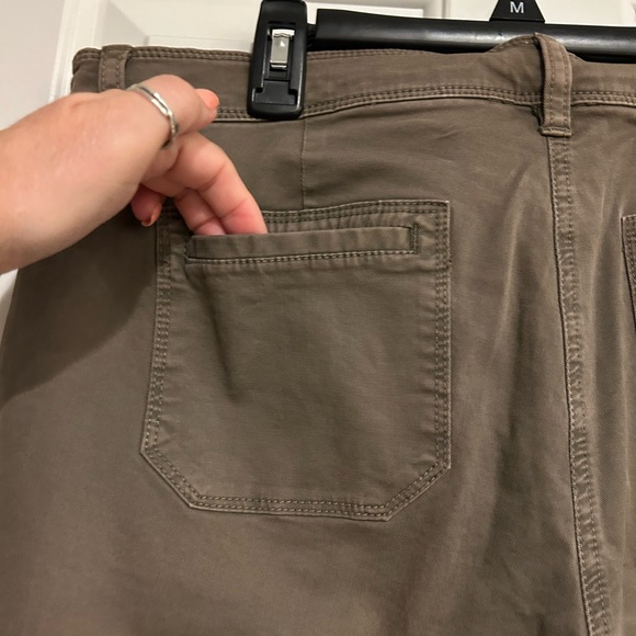J.Crew city fit comfortable size 10 tan cargo style pants - 6 pockets. - Picture 7 of 15